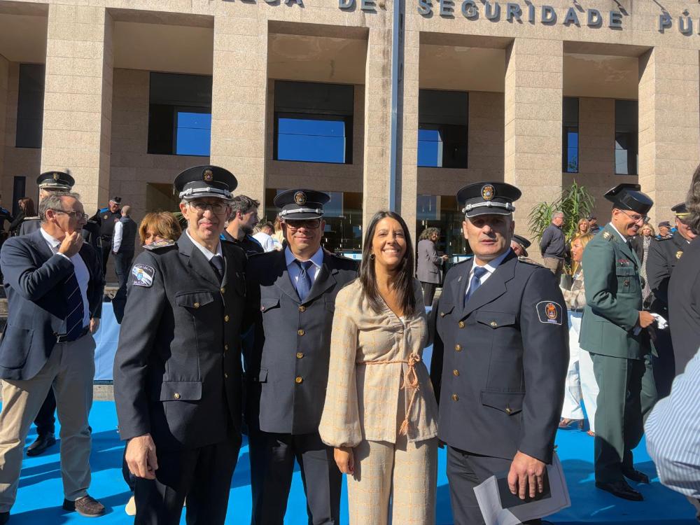 Imagen Os policías locais Luis Manuel García e Carlos María Pazos reciben os distintivos de permanencia