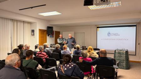 Imaxe A cidadanía de Ribeira coñeceu as vantaxes da compostaxe doméstica e comunitaria mediante un coloquio