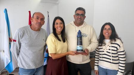 Imaxe O Concello de Ribeira recoñece o labor desinteresado de Suso Paz na coordinación da xuntanza das esculturas de area