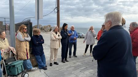 Imaxe María Sampedro reúnese con residentes do Touro para radiografar melloras a acometer